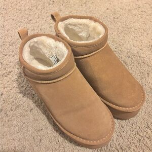Cushionaire suede platform booties, size 8